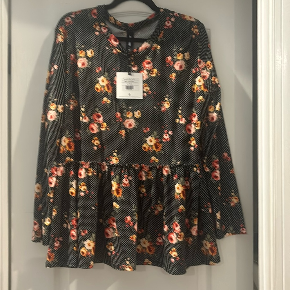 Agnes and Dora Relaxed Ruffle Tee Black Floral